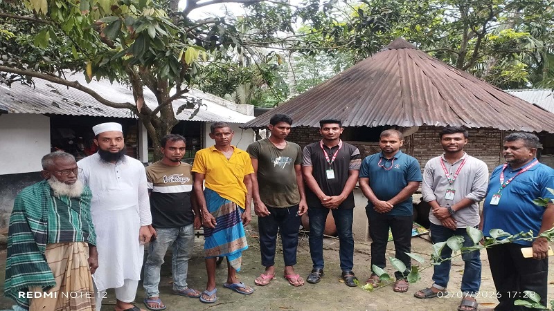 চোখের অপারেশনের জন্য নগদ অর্থ দিল 'চৌগাছা পরিবার